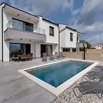 Lavanda: Poolside Retreat With Access And Panoramic Views * Risika