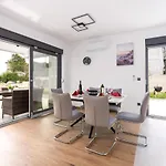 Lavanda: Poolside Retreat With Access And Panoramic Views Villa Risika