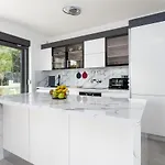 Lavanda: Poolside Retreat With Access And Panoramic Views Risika