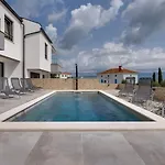 Lavanda: Poolside Retreat With Access And Panoramic Views Risika