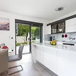 Lavanda: Poolside Retreat With Access And Panoramic Views *
